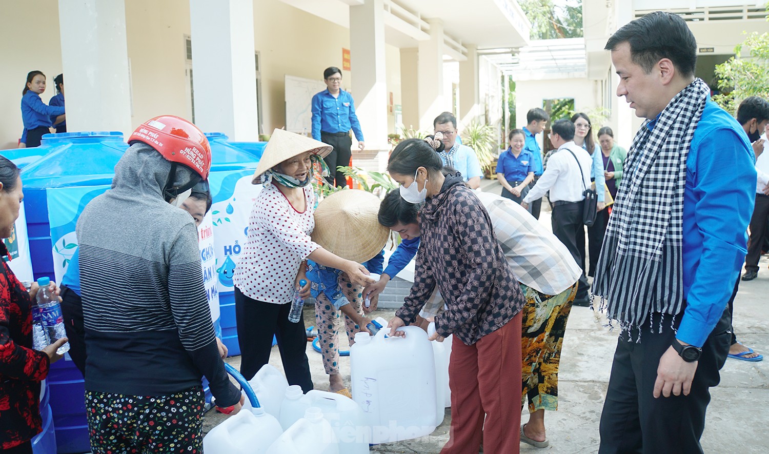 Trung ương Đoàn trao tặng hơn 4 tỷ đồng cho người dân vùng hạn mặn ĐBSCL ảnh 10