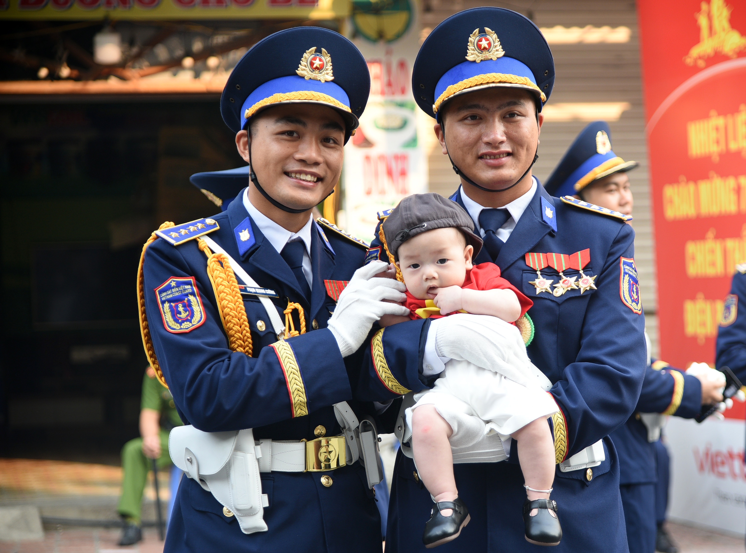 Người dân mang nước chè, hoa quả mời chiến sĩ tập diễu binh ở Điện Biên Phủ- Ảnh 10.