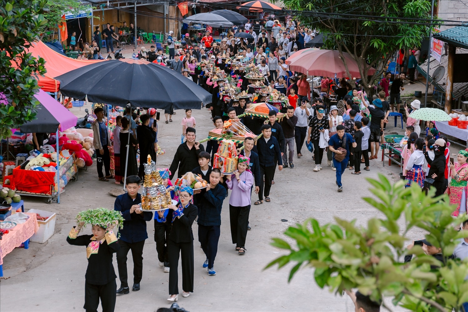 Đoàn rước dâng hương miếu Ông, miếu Bà