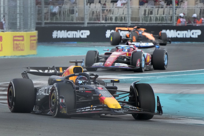 Tay đua Ferrari Charles Leclerc vượt qua đối thủ McLaren, Oscar Piastri để chạy sau Verstappen trên đường đua Grand Prix Miami, Mỹ ngày 5/5. Ảnh: AP