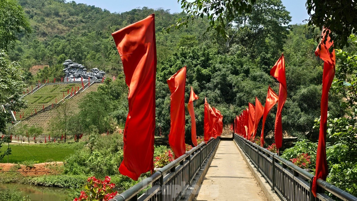 Cụm tượng đài vinh danh những anh hùng kéo pháo vào trận địa Điện Biên Phủ ảnh 3