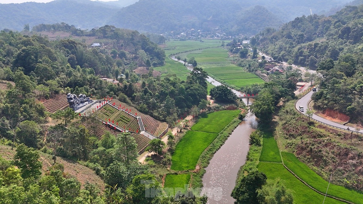 Cụm tượng đài vinh danh những anh hùng kéo pháo vào trận địa Điện Biên Phủ ảnh 12