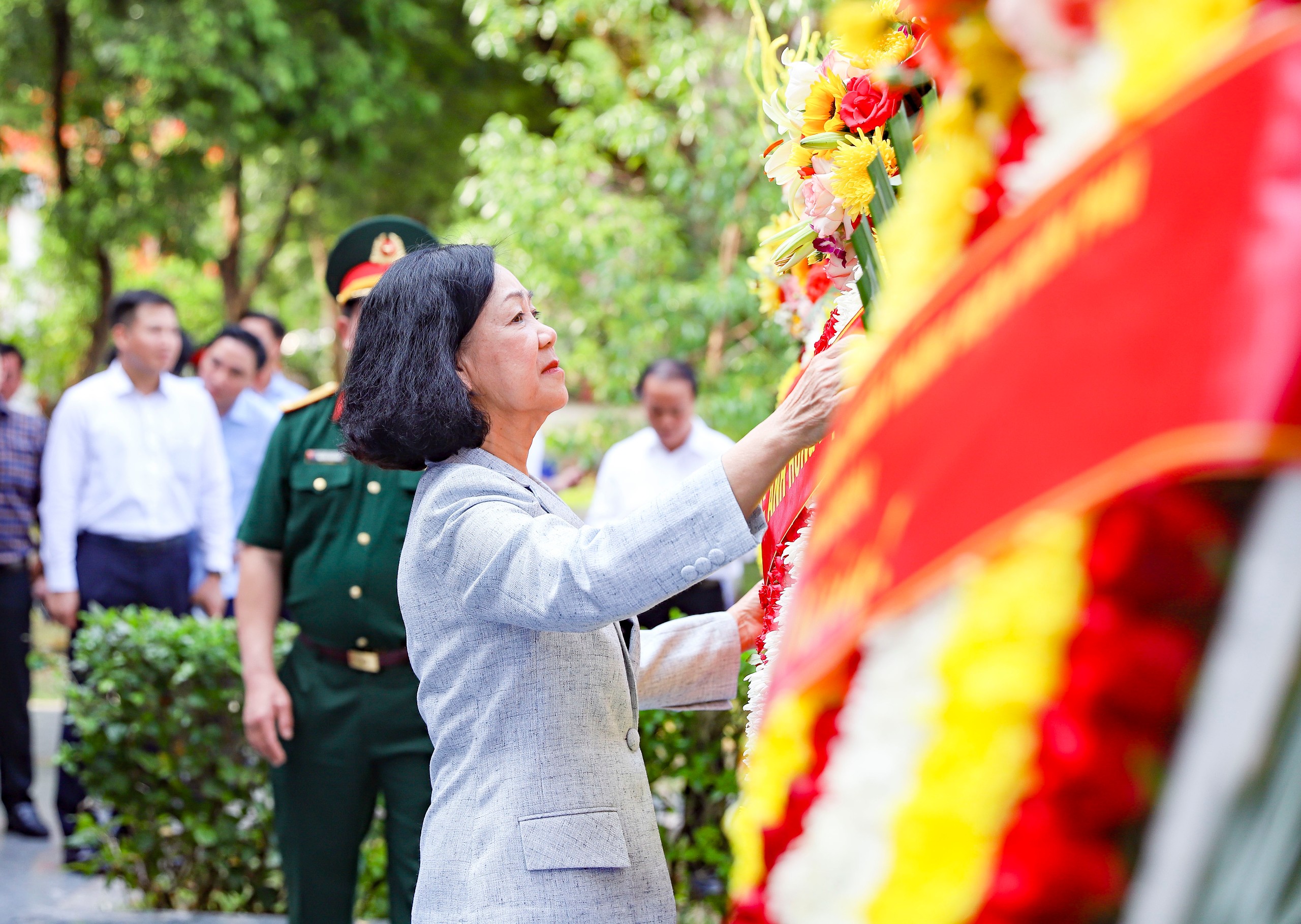 Vòng hoa của các lãnh đạo, nguyên lãnh đạo Đảng, Nhà nước và đoàn công tác T.Ư mang dòng chữ “Đời đời nhớ ơn các anh hùng liệt sĩ” thể hiện lòng biết ơn sâu sắc của đất nước, của nhân dân tới các anh hùng đã không tiếc máu xương, hy sinh thân mình vì độc lập tự do của Tổ quốc