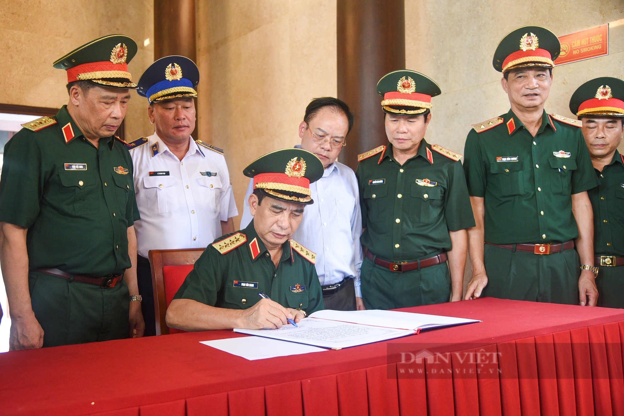 Bộ trưởng Bộ Quốc phòng, Bộ Công an dâng hương tưởng nhớ các anh hùng, liệt sĩ tại Điện Biên Phủ- Ảnh 6.