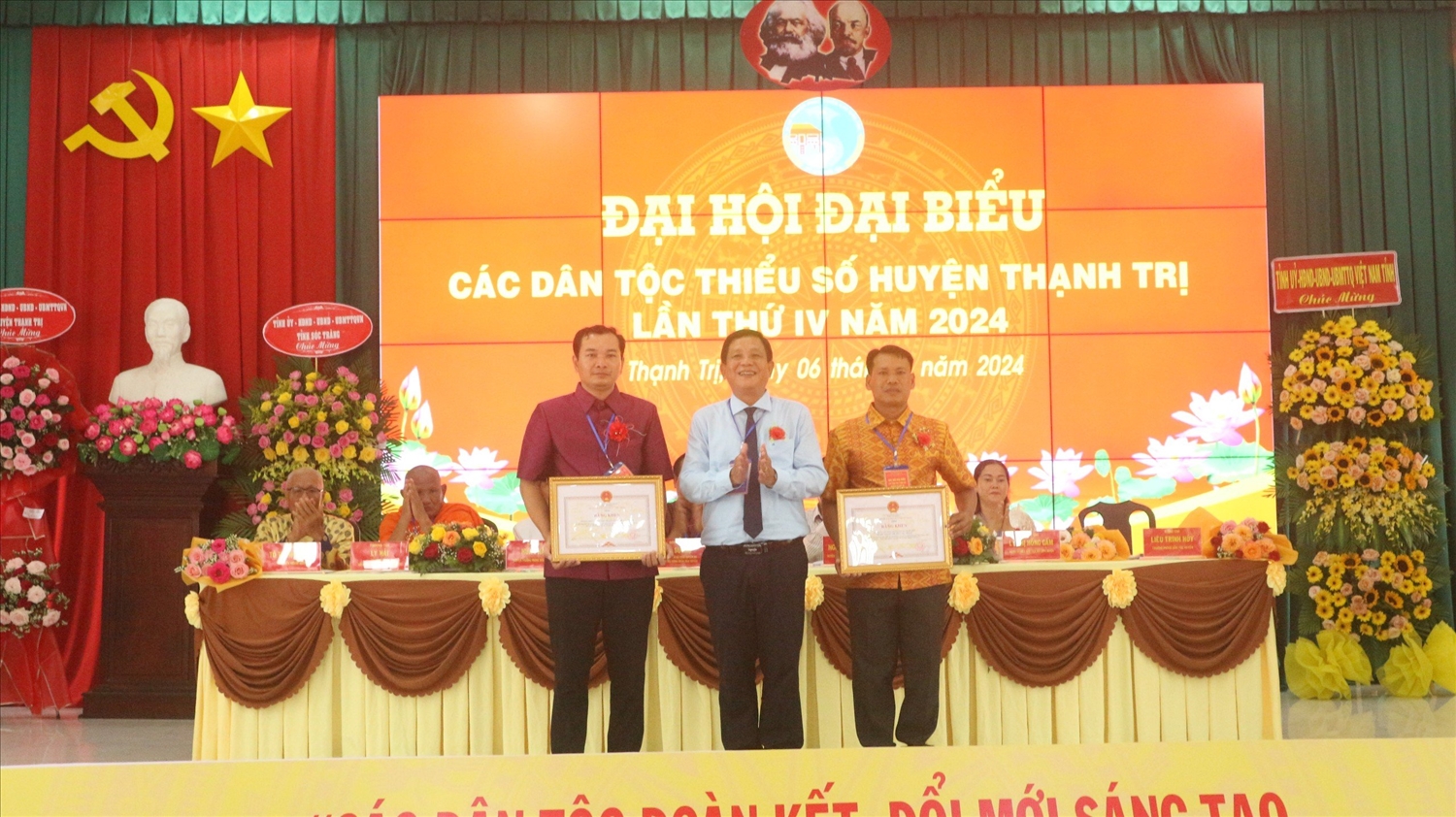 Ông Dương Sà Kha, Trưởng Ban Dân vận, Chủ tịch Uỷ Ban MTTQ Việt Nam tỉnh, Phó Ban Chỉ đạo Đại hội cấp tỉnh Sóc Trăng trao Bằng Khen của Chủ tịch UBND đến 2 tập thể và Bảng tượng trưng 2 căn nhà Đại đoàn kết 