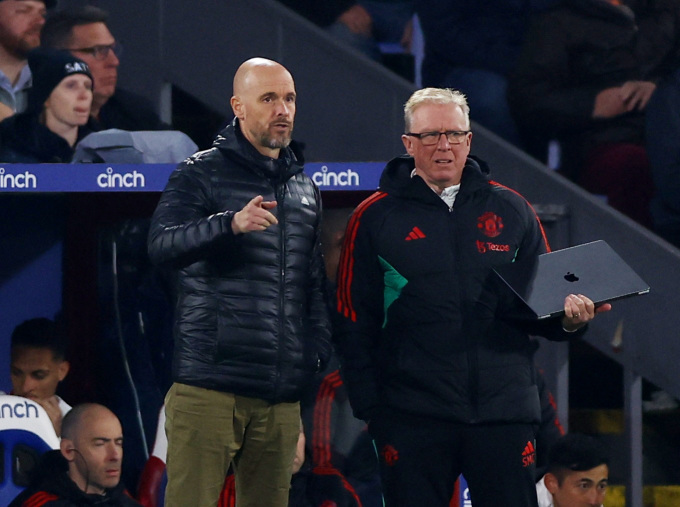 HLV Ten Hag và trợ lý Steve McClaren trao đổi trong trận Man Utd thua Crystal Palace 0-4 trên sân Selhurst Park ở vòng 36 Ngoại hạng Anh ngày 6/5. Ảnh: Reuters