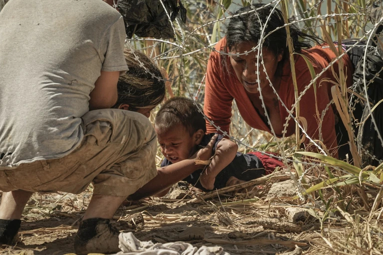 loat anh doat giai pulitzer cua ap lam noi bat noi thong kho cua dong nguoi di cu hinh 8