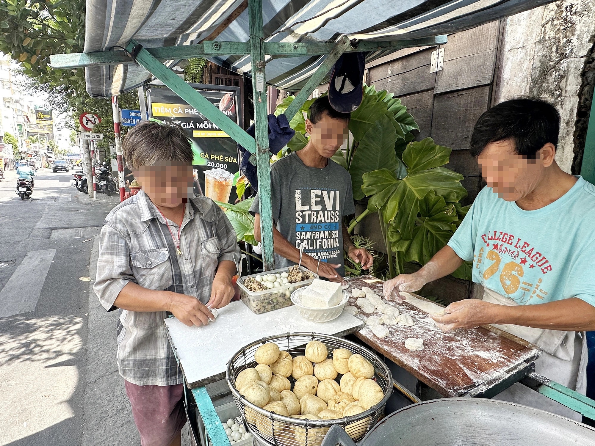 Người bán bánh bao, bánh tiêu trên vỉa hè đường Huỳnh Tịnh Của (quận 3, TP.HCM) bên hông Trường tiểu học Nguyễn Thái Sơn không sử dụng găng tay khi chế biến - Ảnh: THẢO THƯƠNG