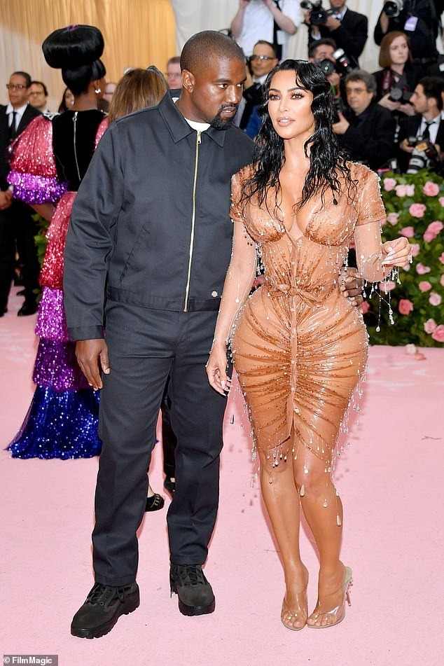 Kim Kardashian mặc váy của nhà thiết kế Thierry Muggler, đứng cạnh chồng cũ Kanye West tại Met Gala 2019. Ảnh: FilmMagic