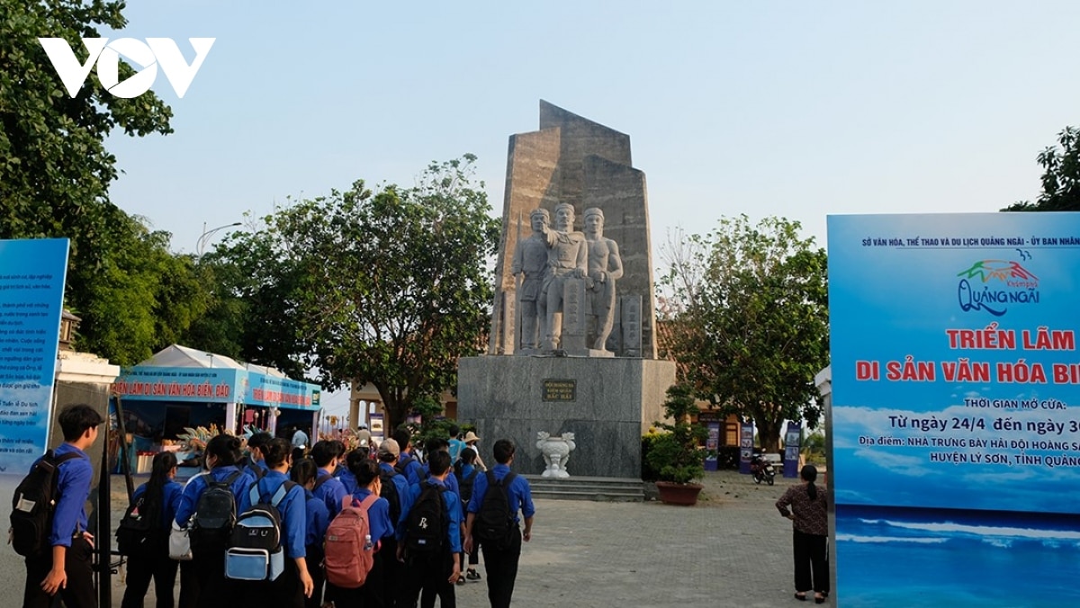 quang ngai trung bay tu lieu, hien vat ve di san van hoa bien dao hinh anh 5