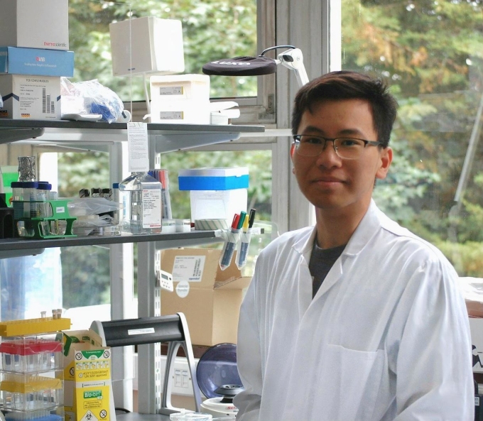 Nguyên Anh làm việc trong phòng lab khoa Kỹ thuật Sinh học (Đại học Cambridge) chuẩn bị cho kỳ thi iGEM 2022. Ảnh: Nhân vật cung cấp