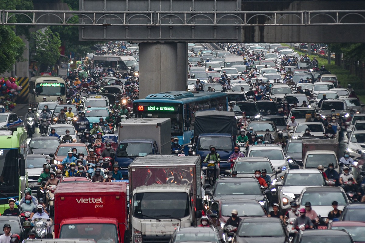 Trời mưa, nhiều tuyến phố Hà Nội tắc nghẽn giờ tan tầm ảnh 2