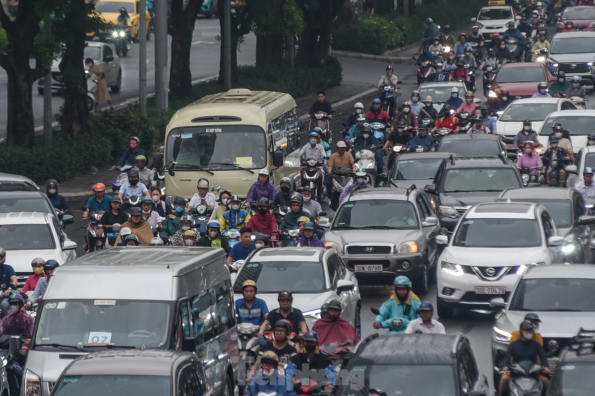 Trời mưa, nhiều tuyến phố Hà Nội tắc nghẽn giờ tan tầm ảnh 5