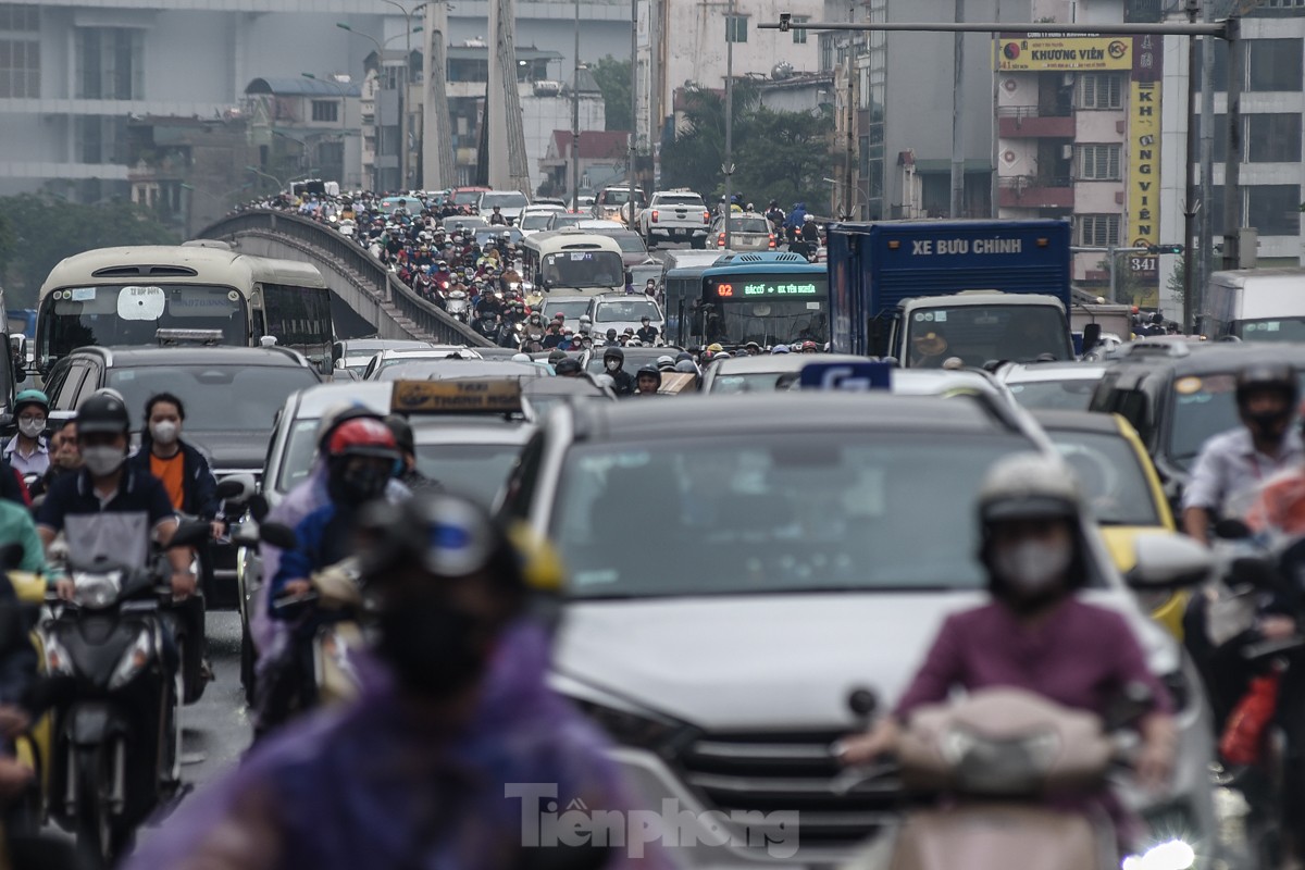 Trời mưa, nhiều tuyến phố Hà Nội tắc nghẽn giờ tan tầm ảnh 8