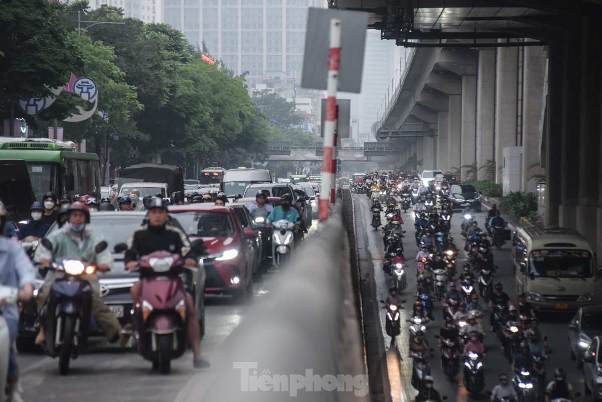 Trời mưa, nhiều tuyến phố Hà Nội tắc nghẽn giờ tan tầm ảnh 16