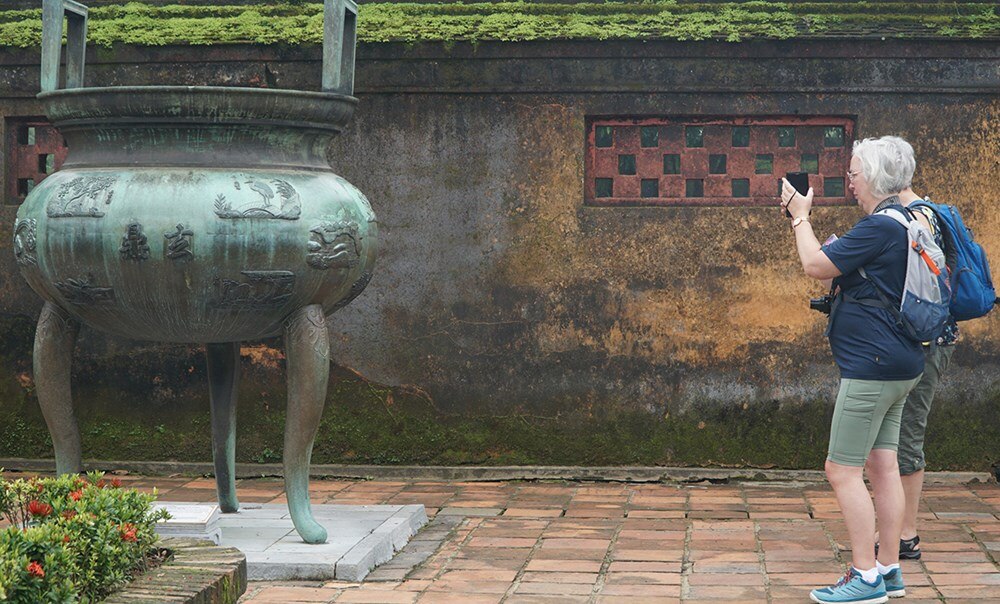 cong nhan di san tu lieu the gioi voi ban duc noi tren cuu dinh o hue hinh 5