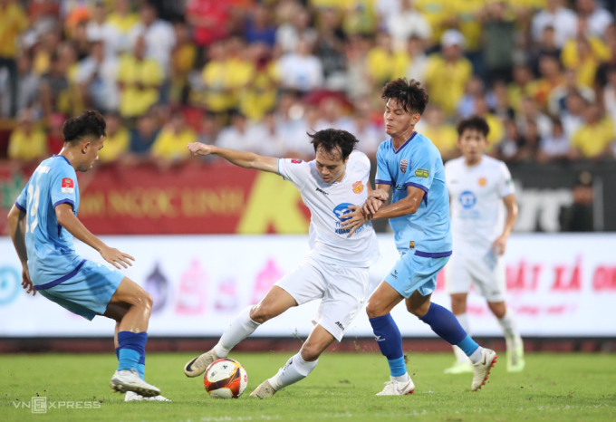 Nguyễn Văn Toàn thi đấu bên cánh phải khi Nam Định thắng tại vòng 17 V-League. Ảnh: Lâm Thoả