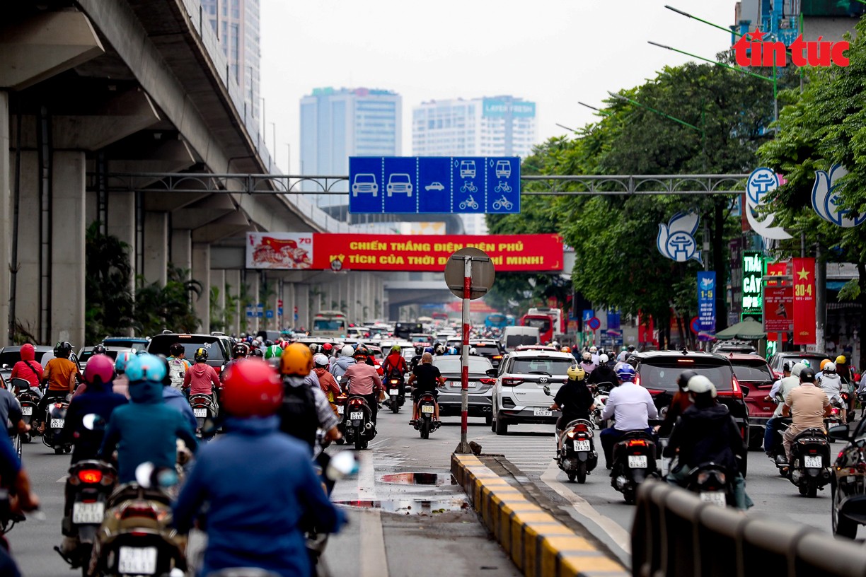 Hết nghỉ lễ, đường phố Hà Nội lại ùn tắc kéo dài ảnh 2