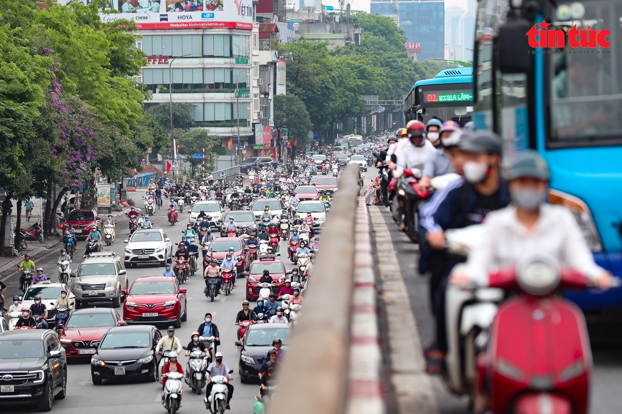 Hết nghỉ lễ, đường phố Hà Nội lại ùn tắc kéo dài ảnh 5