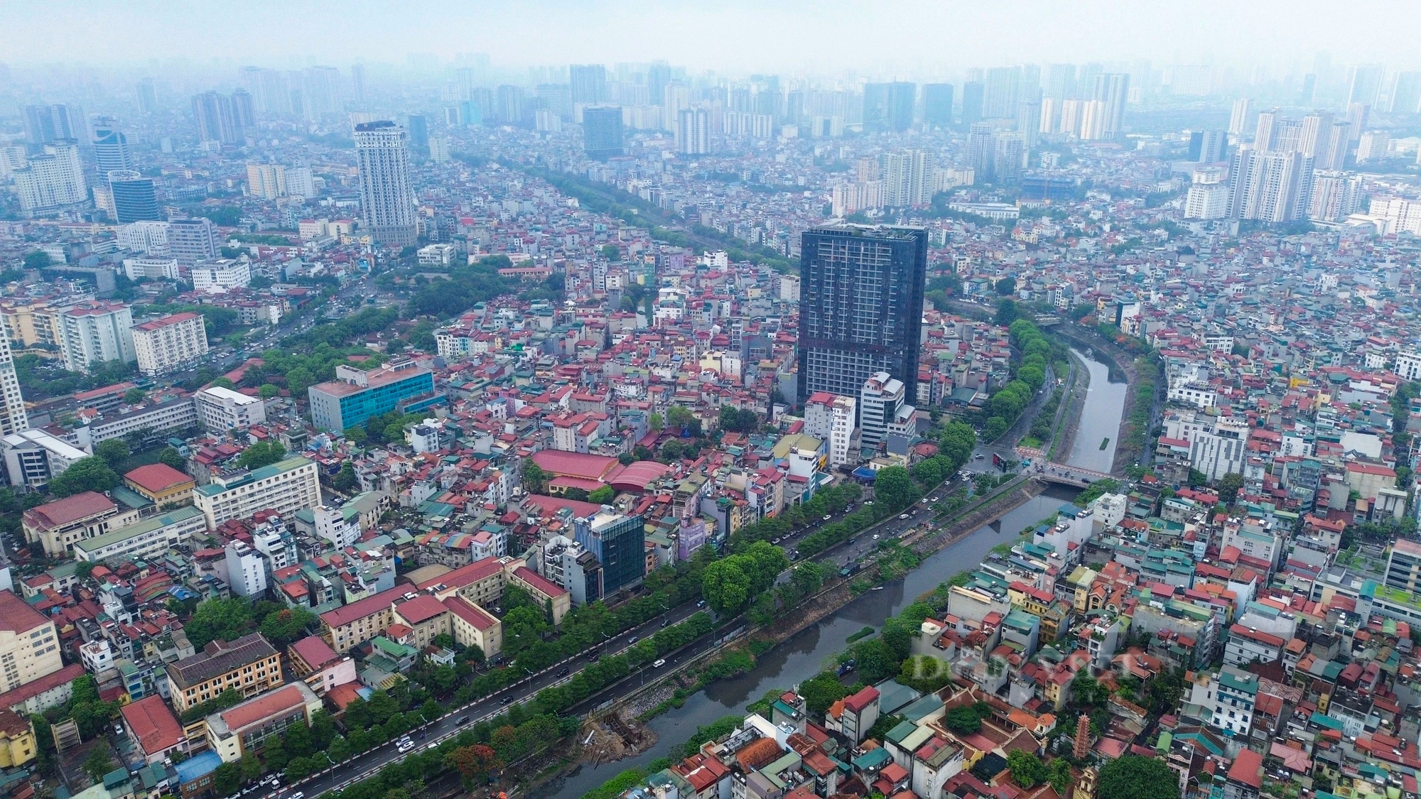 Panoramatický pohled na silnici, na jejíž rozšíření a výstavbu estakády se Hanoj chystá investovat více než 21 000 miliard VND - Foto 2. Toàn cảnh con đường sắp được Hà Nội đầu tư hơn 21.000 tỷ đồng để mở rộng và xây đường trên cao- Ảnh 2.