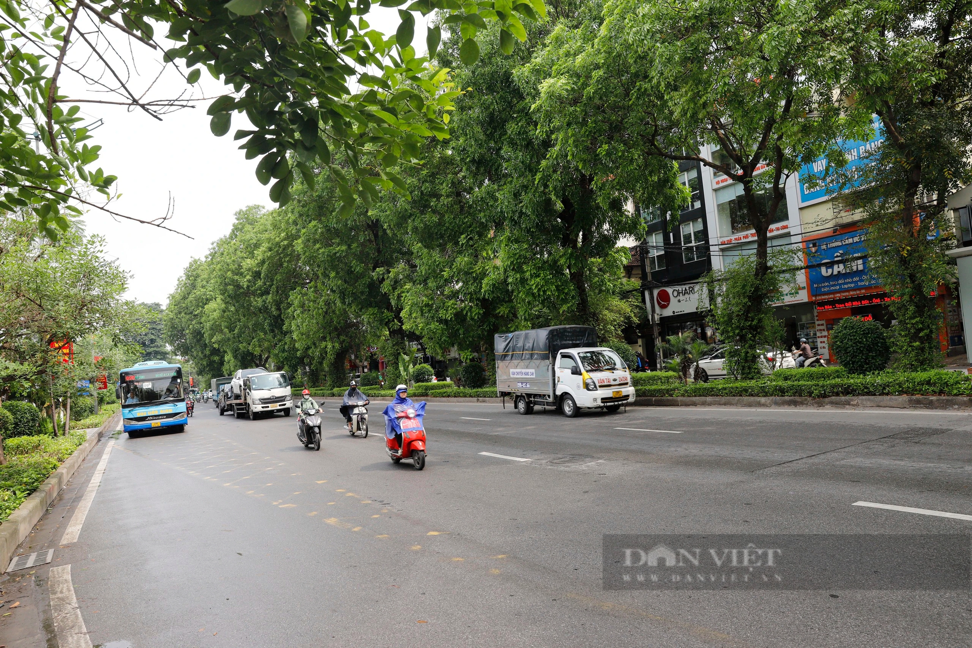 Panoramatický pohled na silnici, na jejíž rozšíření a výstavbu estakády se Hanoj chystá investovat více než 21 000 miliard VND - Foto 4. Toàn cảnh con đường sắp được Hà Nội đầu tư hơn 21.000 tỷ đồng để mở rộng và xây đường trên cao- Ảnh 4.