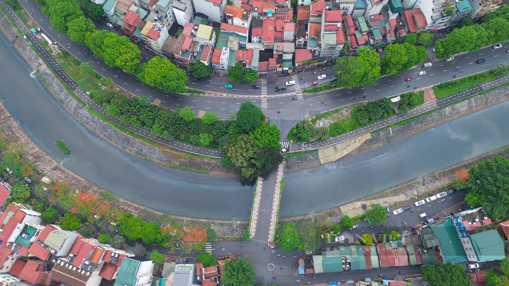 Panoramatický pohled na silnici, na jejíž rozšíření a výstavbu estakády se Hanoj chystá investovat více než 21 000 miliard VND - Foto 3. Toàn cảnh con đường sắp được Hà Nội đầu tư hơn 21.000 tỷ đồng để mở rộng và xây đường trên cao- Ảnh 3.