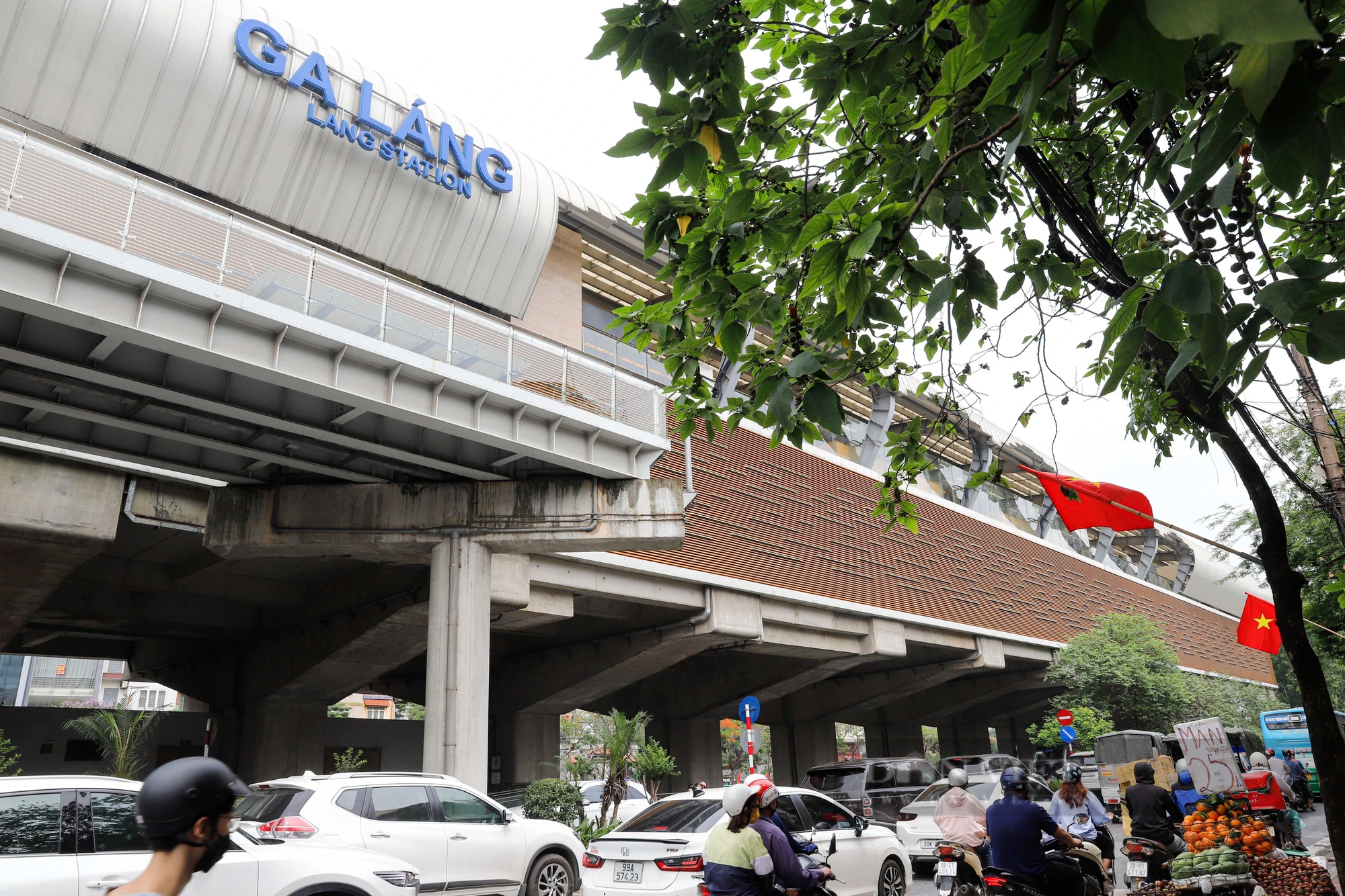 Panoramatický pohled na silnici, na jejíž rozšíření a výstavbu estakády se Hanoj chystá investovat více než 21 000 miliard VND - Foto 8. Toàn cảnh con đường sắp được Hà Nội đầu tư hơn 21.000 tỷ đồng để mở rộng và xây đường trên cao- Ảnh 8.