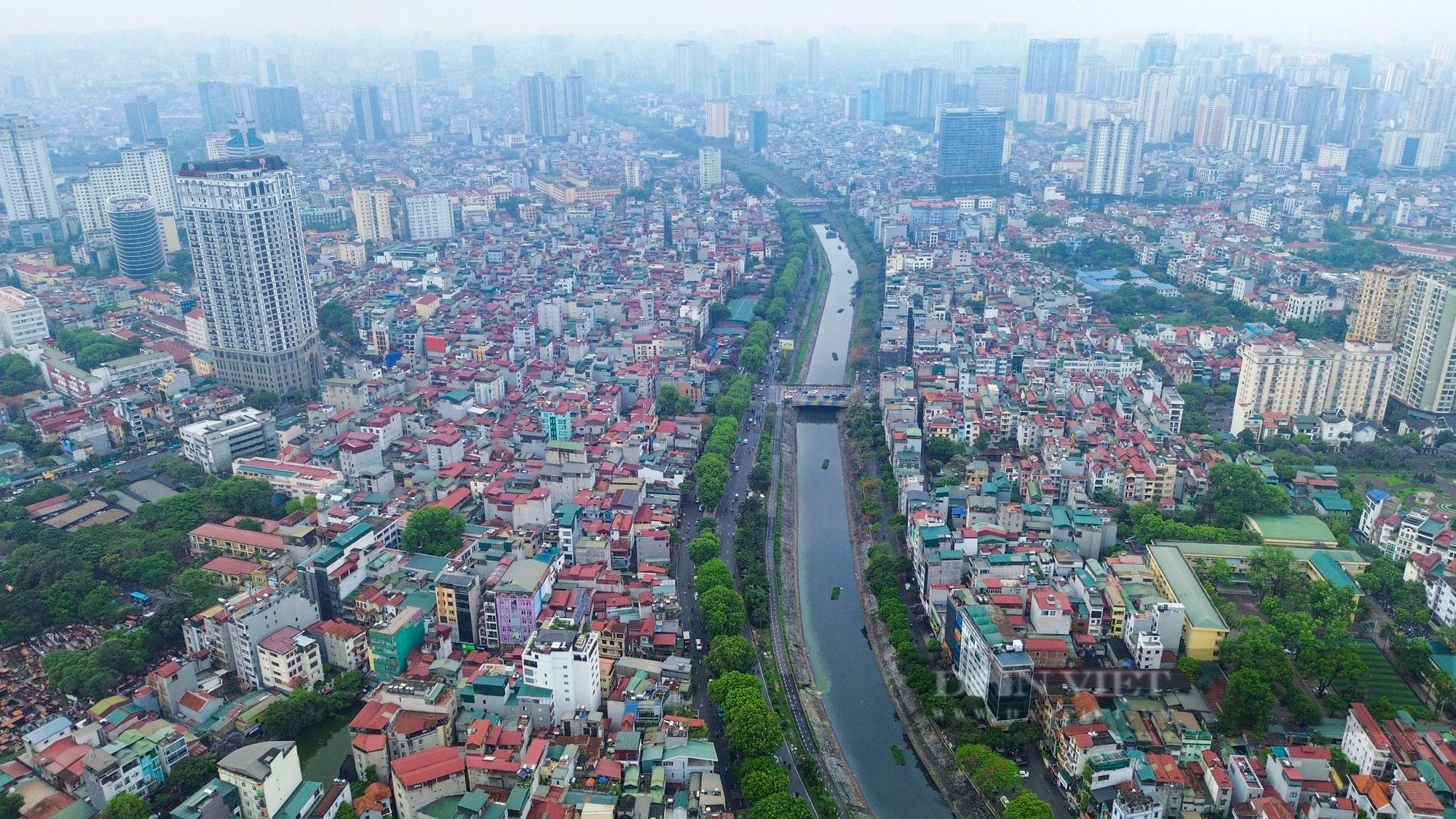 Panoramatický pohled na silnici, na jejíž rozšíření a výstavbu estakády se Hanoj chystá investovat více než 21 000 miliard VND - Foto 10. Toàn cảnh con đường sắp được Hà Nội đầu tư hơn 21.000 tỷ đồng để mở rộng và xây đường trên cao- Ảnh 10.