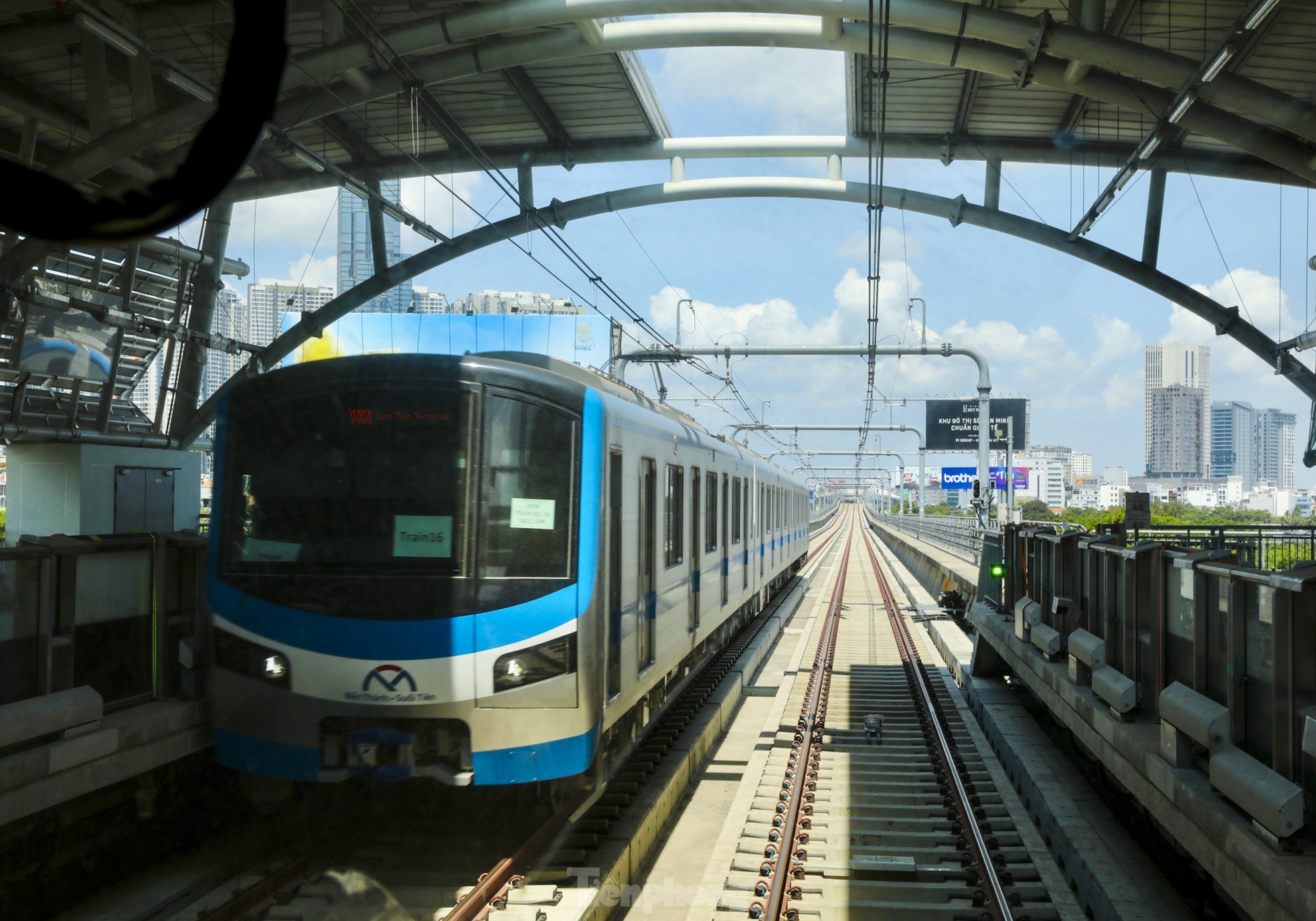 Cận cảnh 2 ga ngầm siêu hiện đại thuộc tuyến Metro số 1 ảnh 20