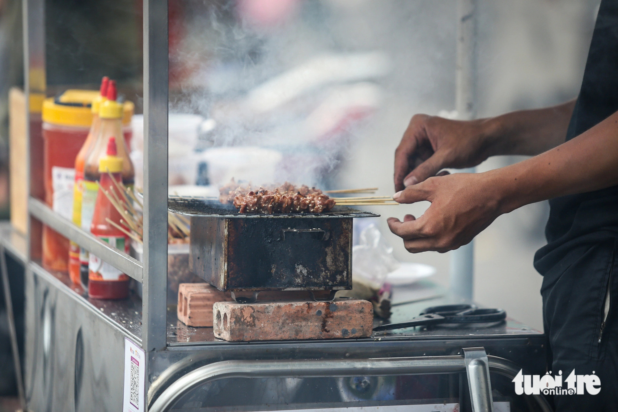 Thực phẩm khi nướng cháy cùng với việc người bán không sử dụng bao tay dễ gây ảnh hưởng đến sức khỏe