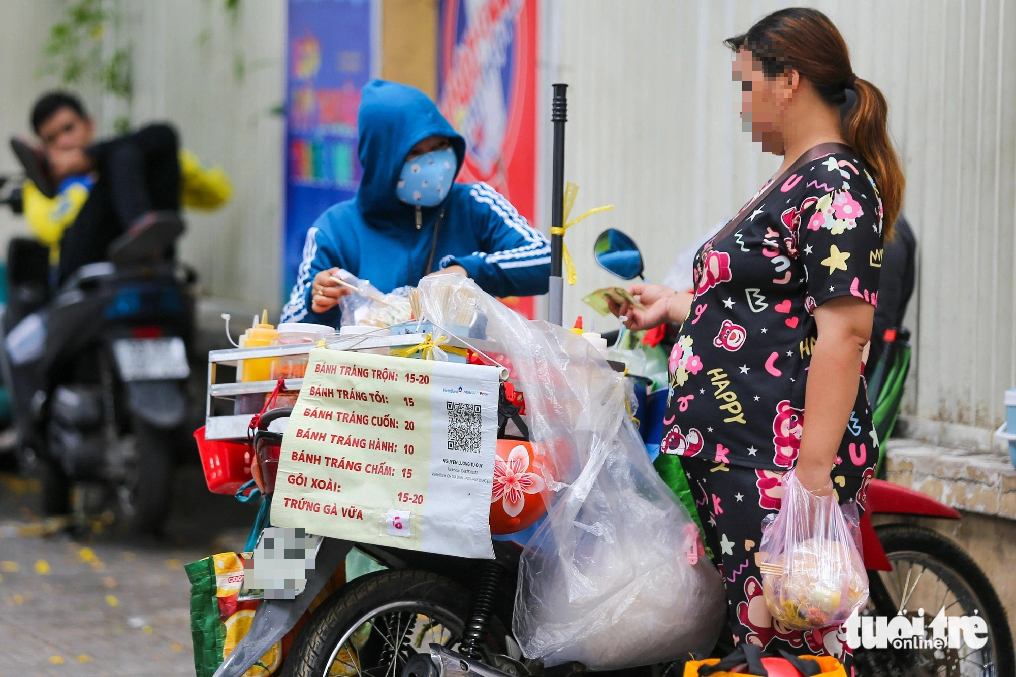 Bánh tráng trộn trở thành món ăn vặt ưa thích của nhiều người. Tuy nhiên, dưới thời tiết nắng nóng, bánh đựng trong túi ni lông cùng nước sốt rất dễ bị ôi, thiu, ẩm mốc