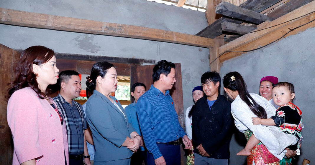 Bộ trưởng Đặng Quốc Khánh thăm, động viên các gia đình đồng bào Hà Giang thực hiện xoá bỏ hủ tục, lạc hậu