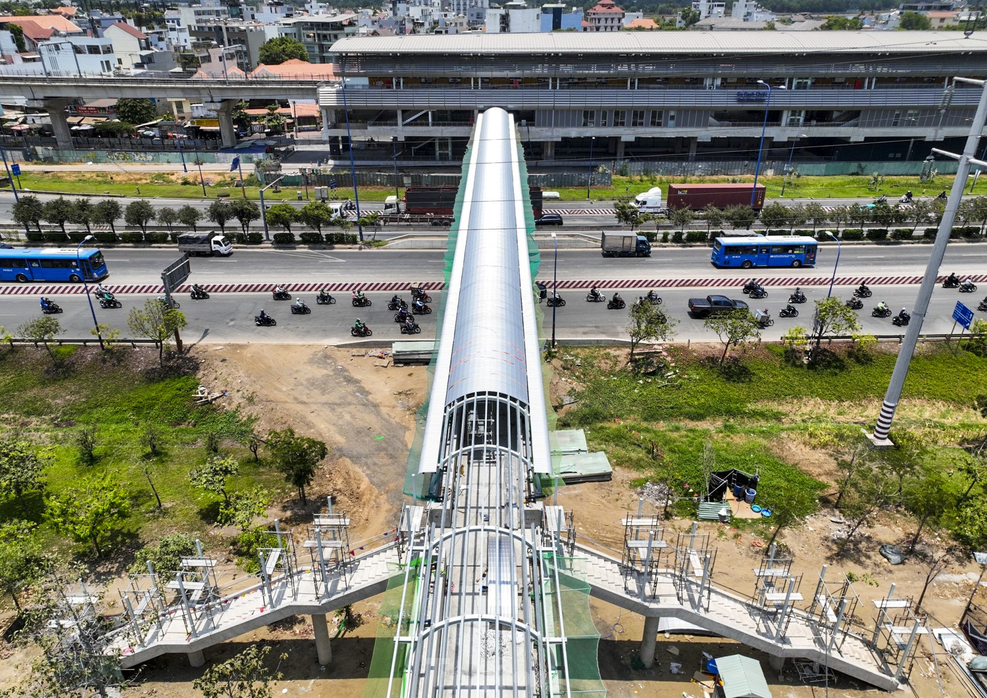 Tiến độ thi công cầu bộ hành tuyến metro số 1 ở TPHCM ảnh 2