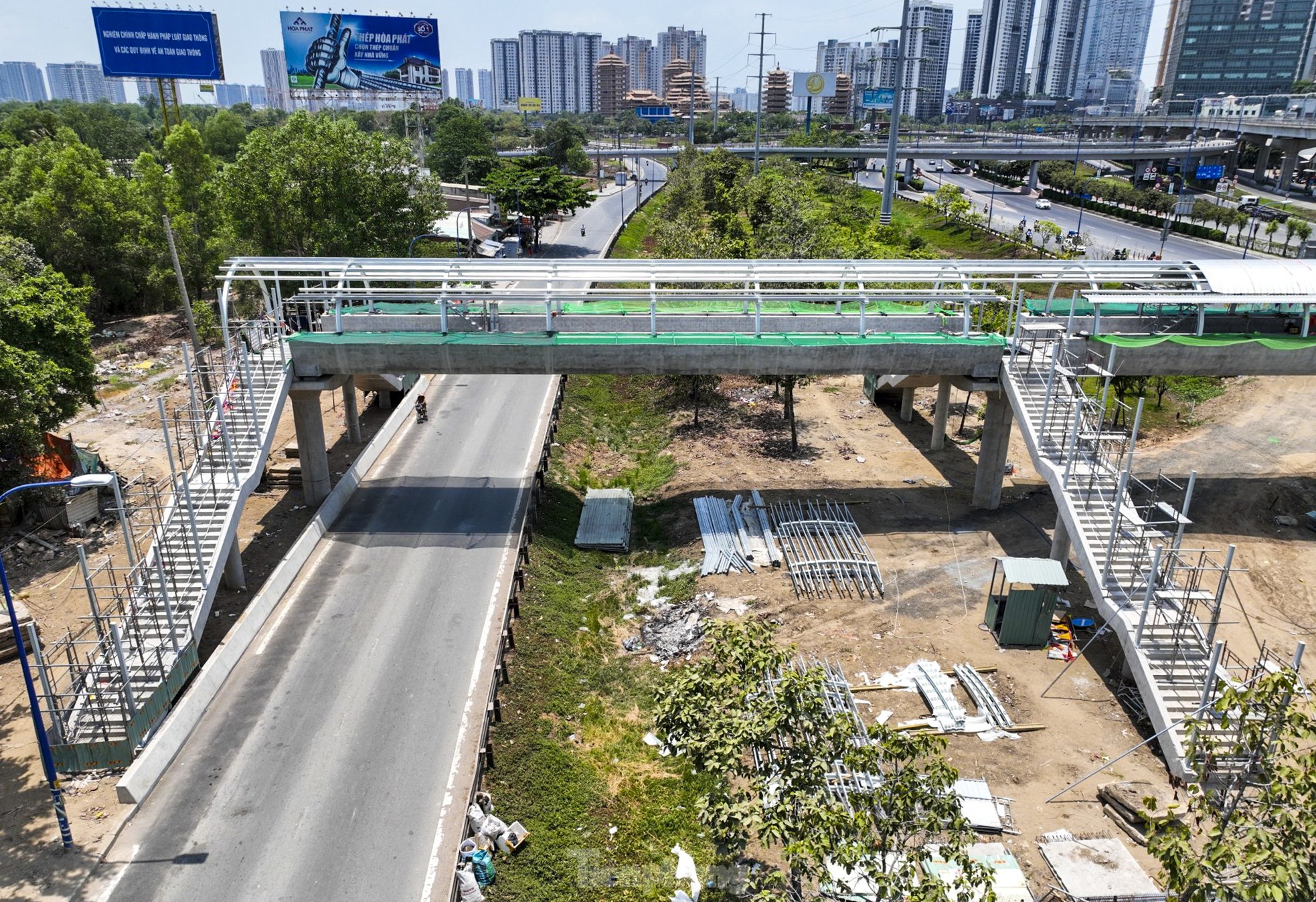 Tiến độ thi công cầu bộ hành tuyến metro số 1 ở TPHCM ảnh 5