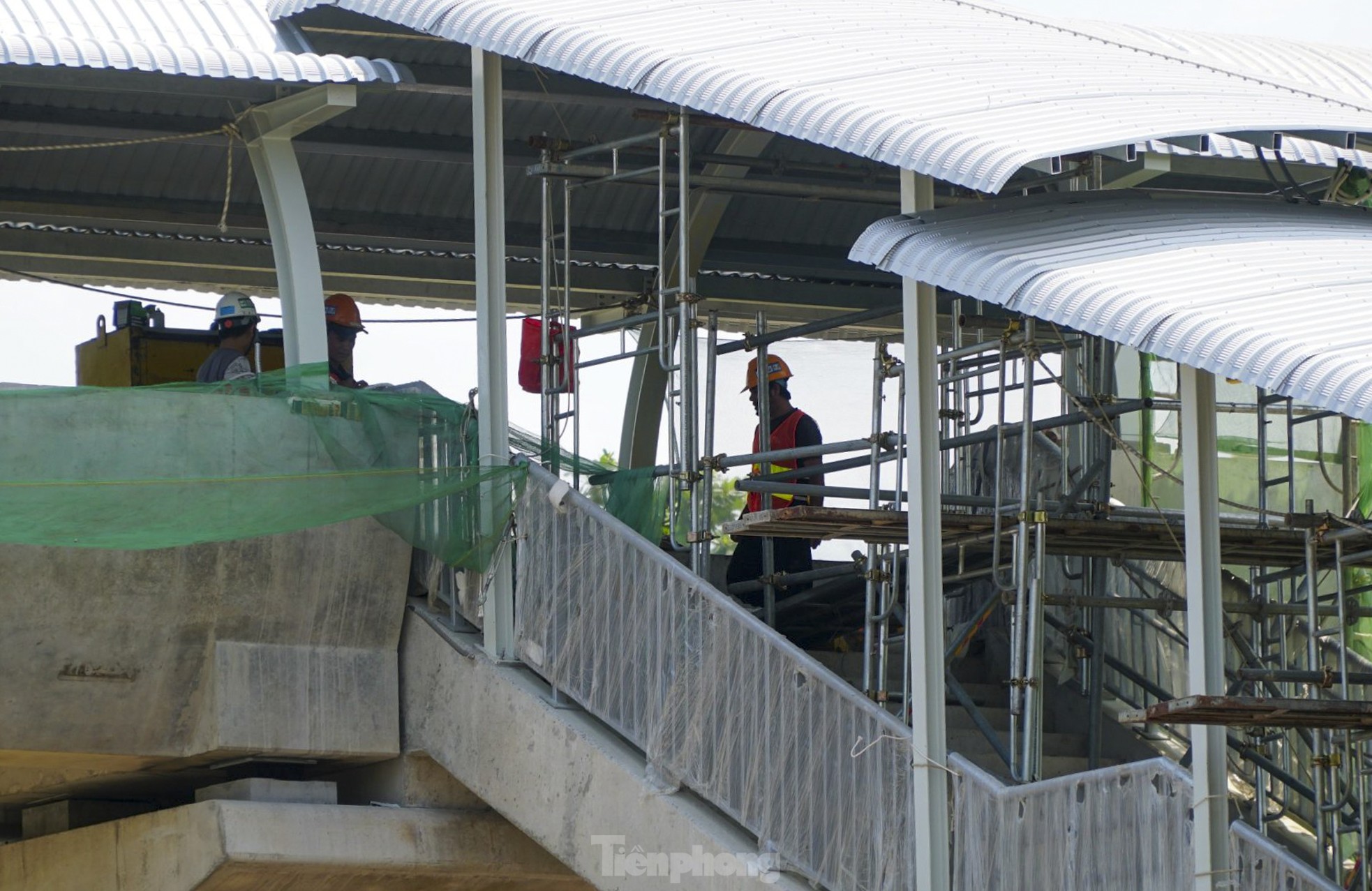 Tiến độ thi công cầu bộ hành tuyến metro số 1 ở TPHCM ảnh 9