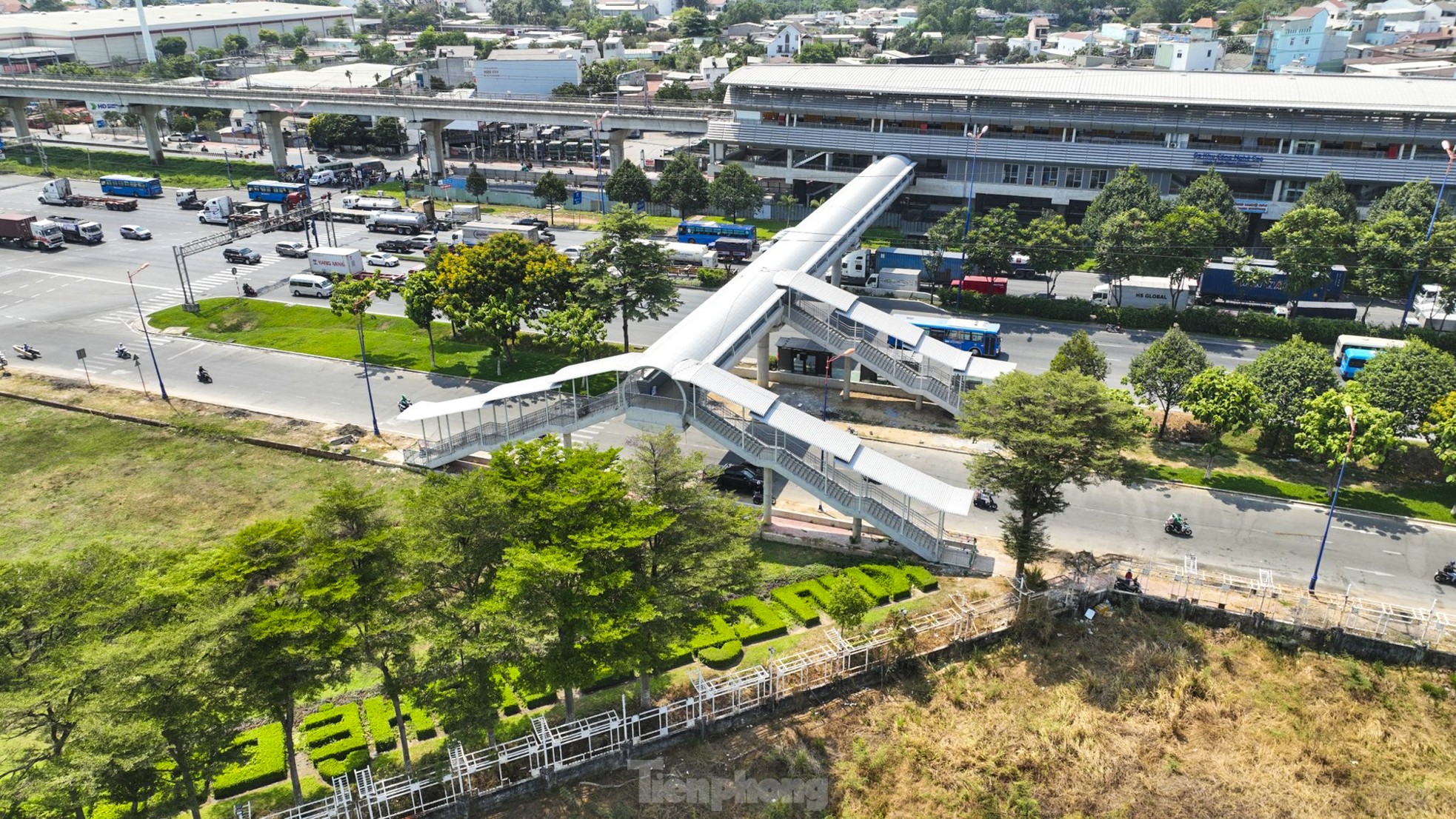 Tiến độ thi công cầu bộ hành tuyến metro số 1 ở TPHCM ảnh 10