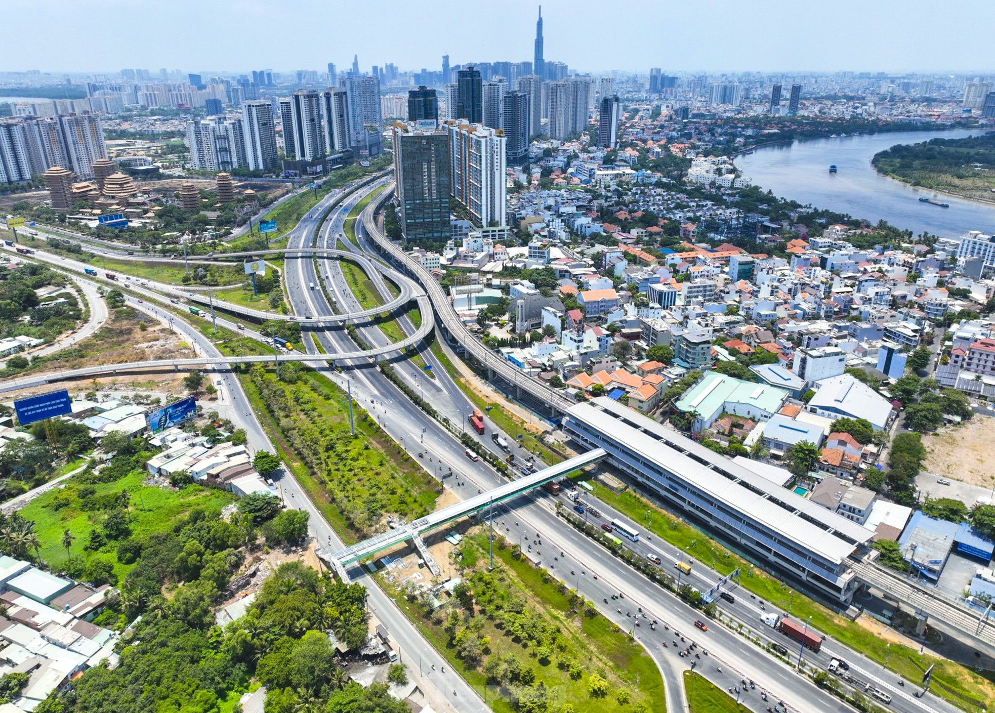 Tiến độ thi công cầu bộ hành tuyến metro số 1 ở TPHCM ảnh 11