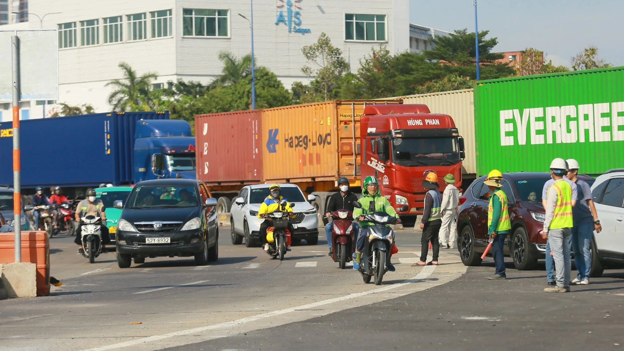 Ngày đầu thay đổi giao thông nút giao An Phú, bỡ ngỡ nhưng không rối loạn- Ảnh 6.