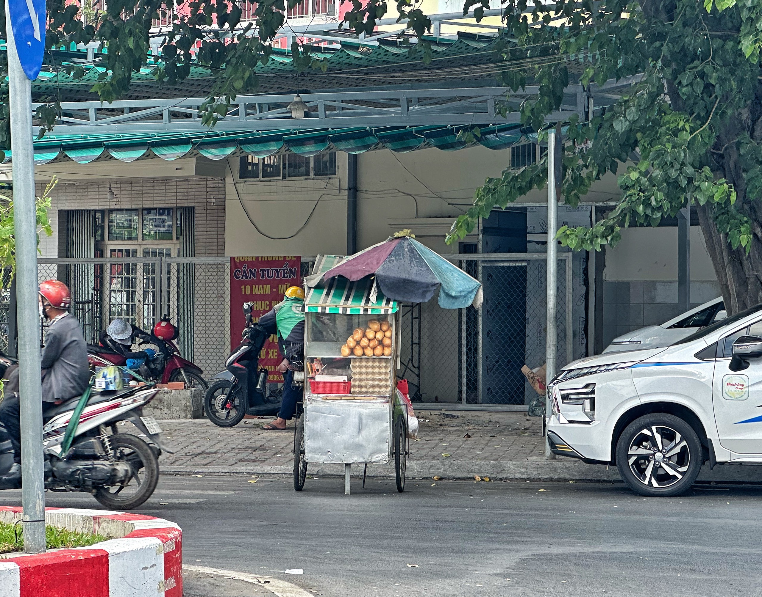 Thời tiết TP.HCM nắng nóng, nhiều người né... hàng rong: 'Bị ngộ độc một lần, sợ luôn'- Ảnh 3.