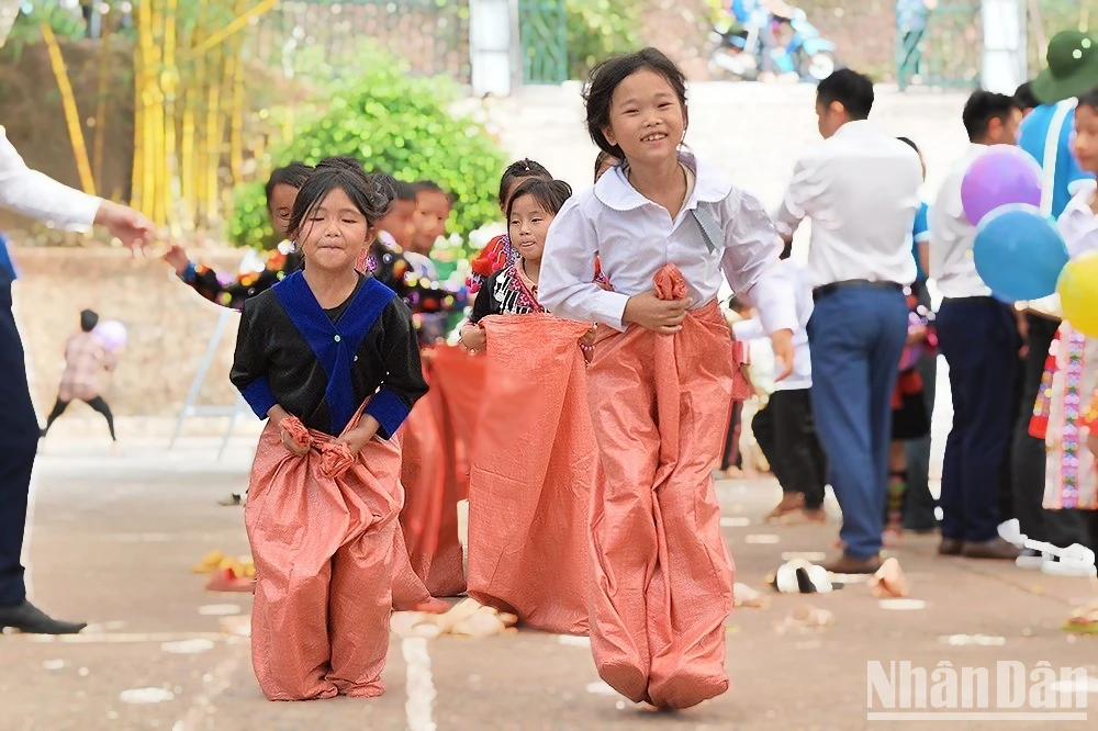 Trong veo, mộc mạc và hồn nhiên những công dân "nhí" vùng cao Nậm Vì ảnh 3