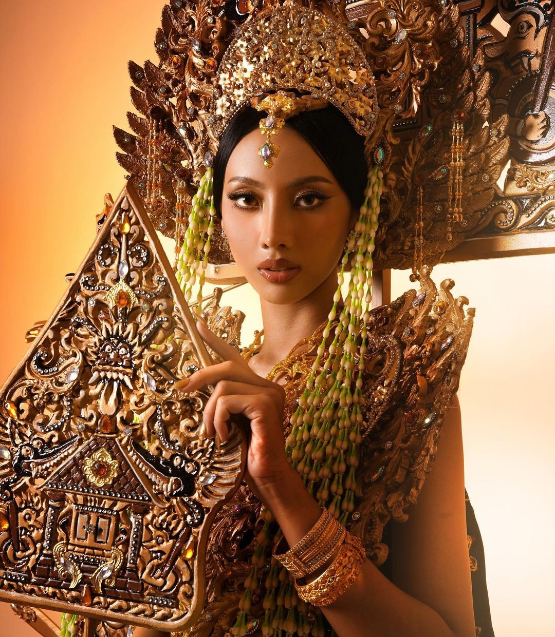 Indonesian beauty attracts attention at Miss International 2024 photo 13