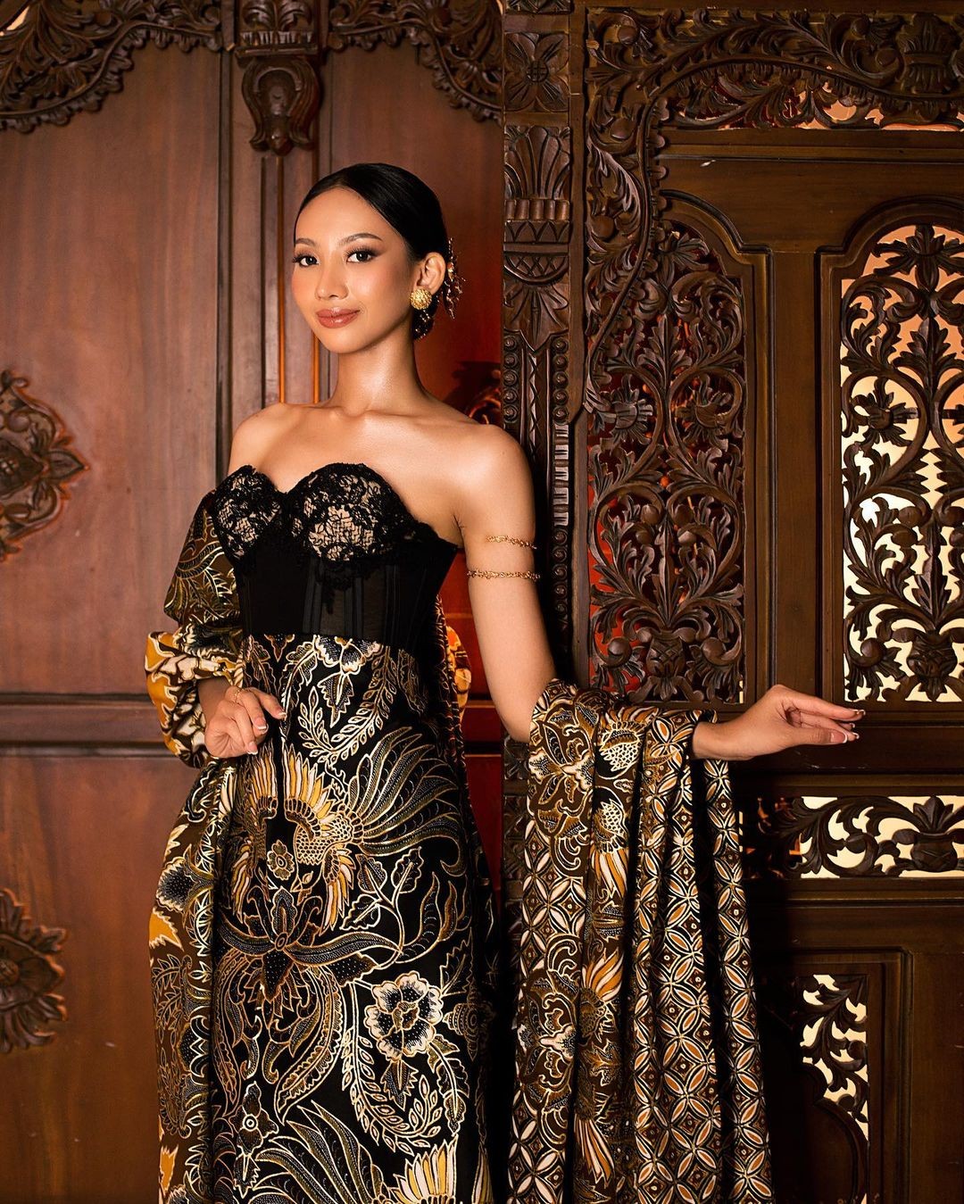 Indonesian beauty attracts attention at Miss International 2024 photo 15