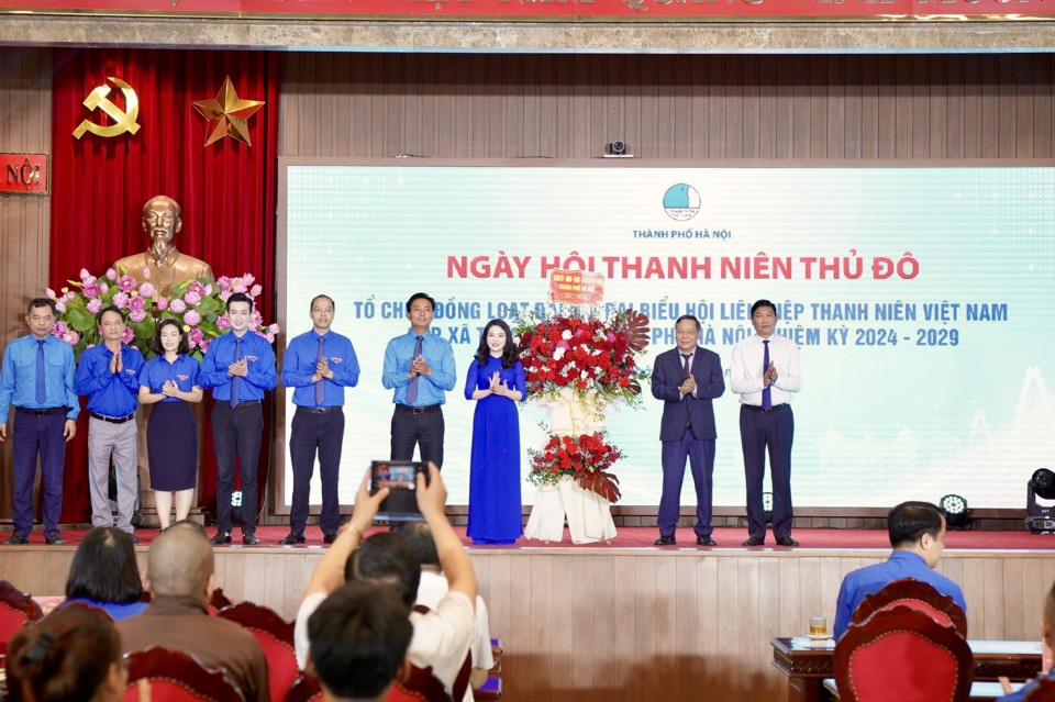 L&atilde;nh đạo TP tặng lẵng hoa ch&uacute;c mừng Th&agrave;nh đo&agrave;n- Hội LHTN TP H&agrave; Nội