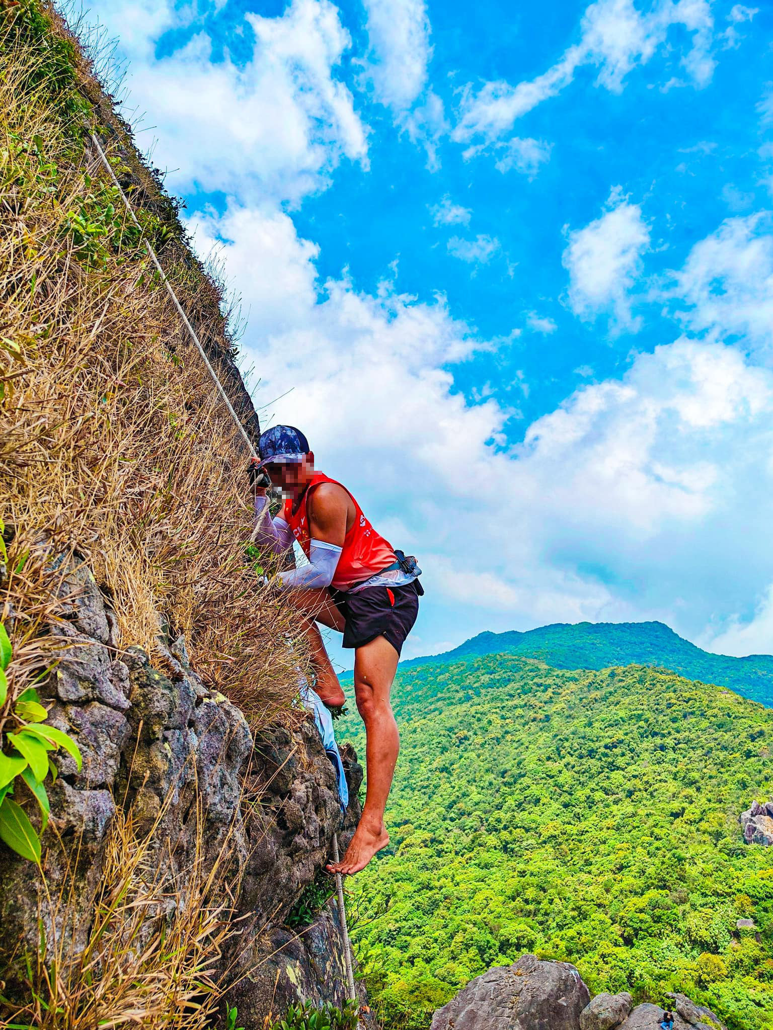 Không đồ bảo hộ chuyên nghiệp, người leo núi chỉ có duy nhất sợi dây làm "bùa hộ mệnh" - Ảnh: Fanpage Bình Định Thông Tin