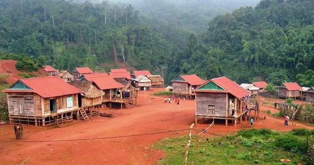 Đời sống của đồng bào dân tộc thiểu số ở Thượng Trạch (Bố Trạch, Quảng Bình) ngày càng được cải thiện. (Trong ảnh: Một góc bản Cà Roòng 1, xã Thượng Trạch ).