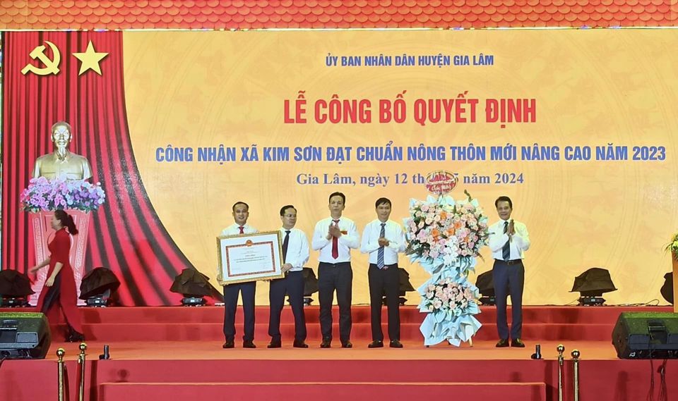 Chủ nhiệm Ủy ban Kiểm tra Th&agrave;nh ủy H&agrave; Nội Ho&agrave;ng Trọng Quyết trao Bằng c&ocirc;ng nhận danh hiệu x&atilde; đạt chuẩn NTM n&acirc;ng cao cho x&atilde; Kim Sơn, huyện Gia L&acirc;m. &nbsp;