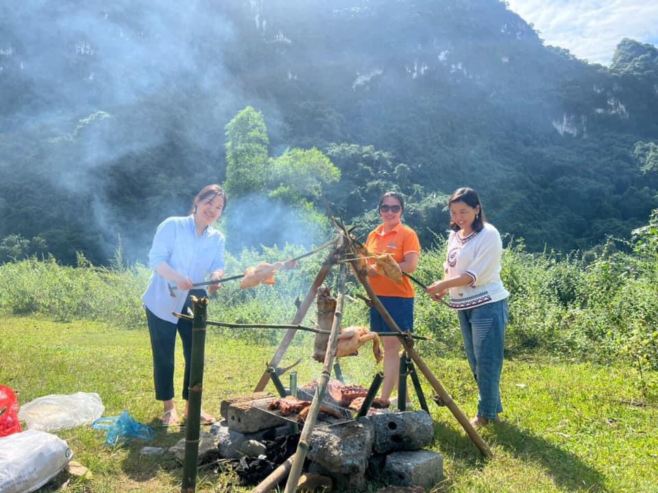 Để chuẩn bị cho chuyến đi, bạn n&ecirc;n mang theo bếp cồn hoặc bếp than để c&ugrave;ng nhau nấu ăn. Ngo&agrave;i ra, để tăng th&ecirc;m phần th&uacute; vị, th&agrave;nh vi&ecirc;n trong nh&oacute;m c&oacute; thể đi nhặt củi để d&ugrave;ng khi nướng g&agrave;, thịt xi&ecirc;n...


Chuẩn bị đ&egrave;n chiếu s&aacute;ng: khu vực xung quanh&nbsp;b&atilde;i cắm trại s&ocirc;ng B&ocirc;i Ho&agrave; B&igrave;nh&nbsp;mặc d&ugrave; vẫn c&oacute; c&aacute;c hộ d&acirc;n sinh sống nhưng lại kh&ocirc;ng c&oacute; đ&egrave;n cao &aacute;p, do đ&oacute; bạn cần chuẩn bị đ&egrave;n chiếu s&aacute;ng ph&ugrave; hợp khi trời tối.


Đến đ&acirc;y c&ugrave;ng gia đ&igrave;nh, cả nh&agrave; c&oacute; thể c&ugrave;ng k&ecirc; b&agrave;n ghế ngồi ngắm cảnh ở giữa s&ocirc;ng hoặc dựng lều trại qua đ&ecirc;m ngay s&aacute;t bờ s&ocirc;ng. B&atilde;i rộng, nước trong xanh v&agrave; sạch tại đ&acirc;y tạo n&ecirc;n kh&ocirc;ng gian rất đẹp.

&nbsp;