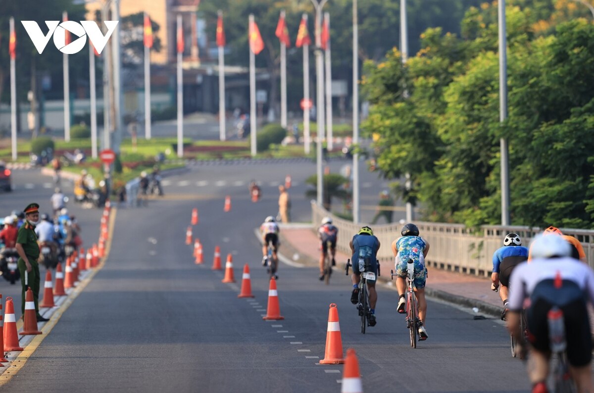 chinh phuc cuoc thi 3 mon phoi hop ironman 70.3 duoi nang nong Da nang hinh anh 2