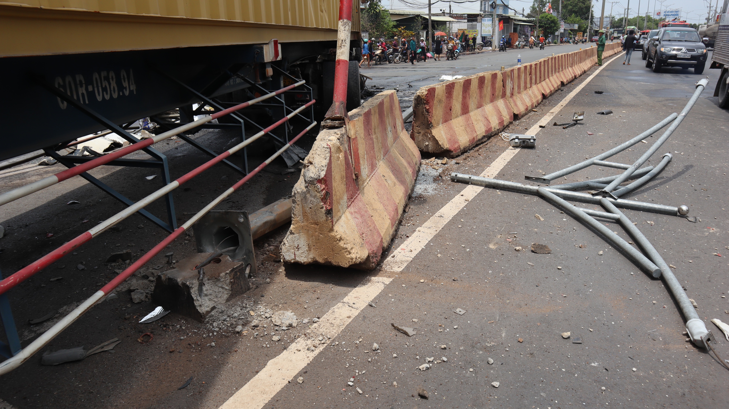 Chiếc xe Container tông vào giải phân cách giữa đường, gãy trụ đèn chiếu sáng