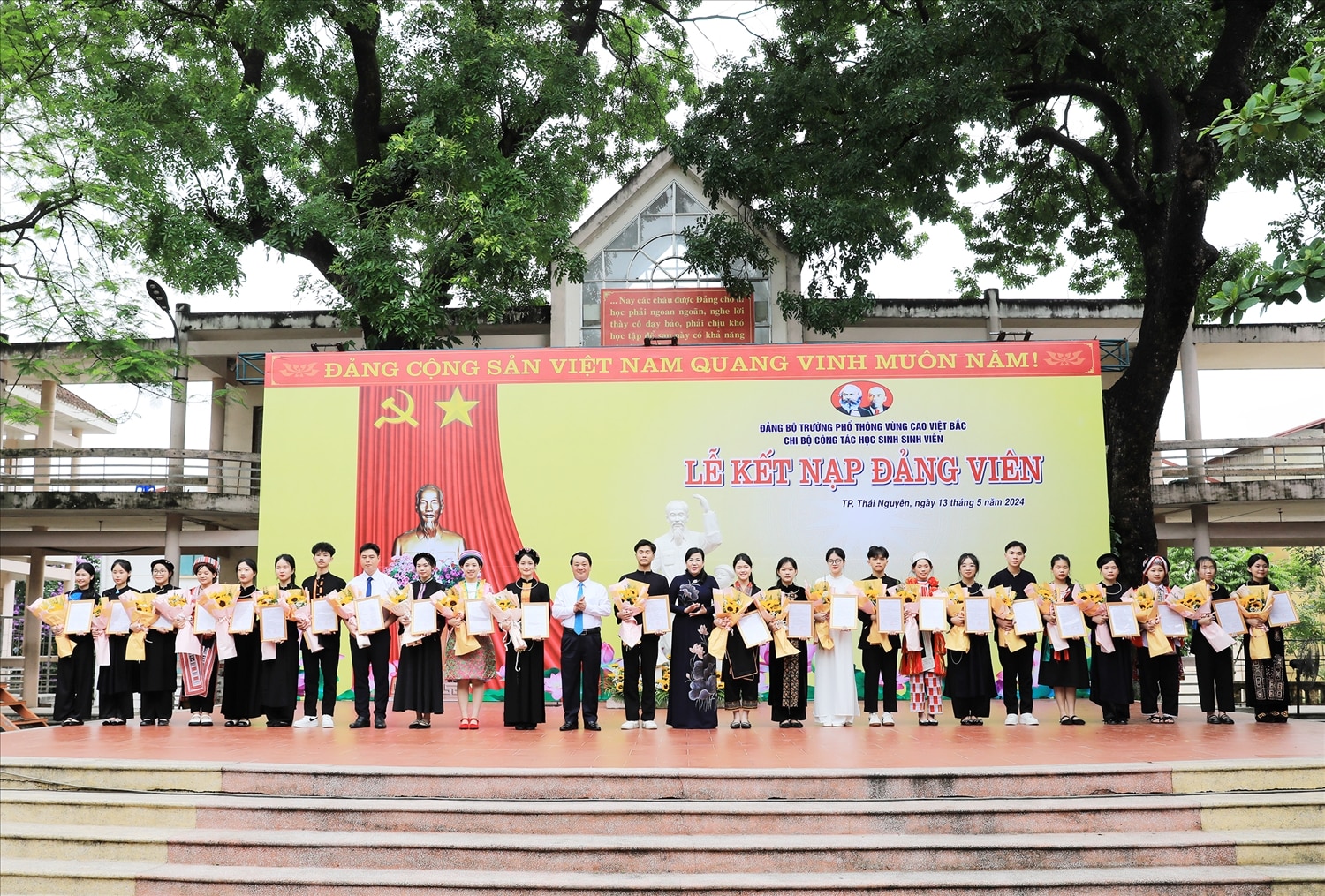 Bộ trưởng, Chủ nhiệm Ủy ban Dân tộc Hầu A Lệnh và Bí thư Tỉnh ủy Thái Nguyên Nguyễn Thanh Hải tặng hoa chúc mừng các đảng viên mới được kết nạp. (Ảnh: Mạnh Hùng)